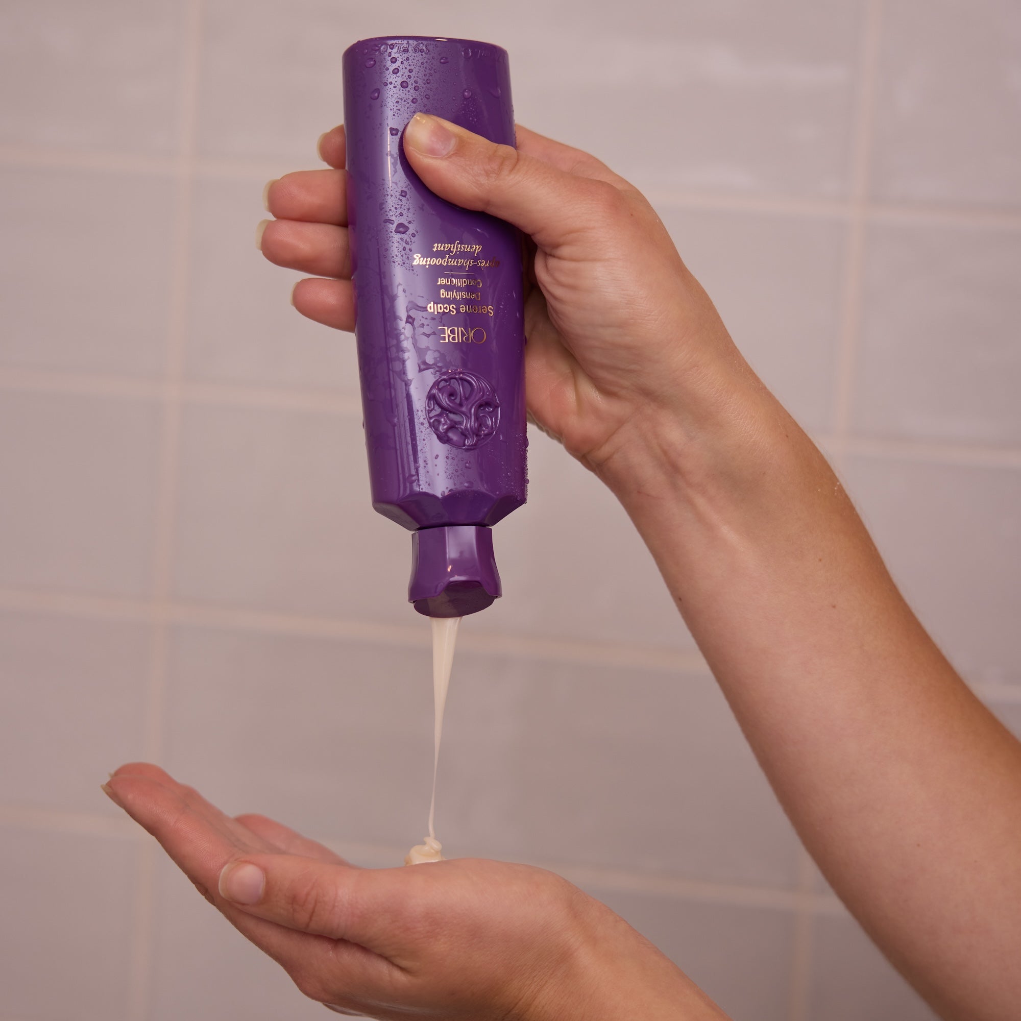 Oribe Serene Scalp Densifying Conditioner beeld 3